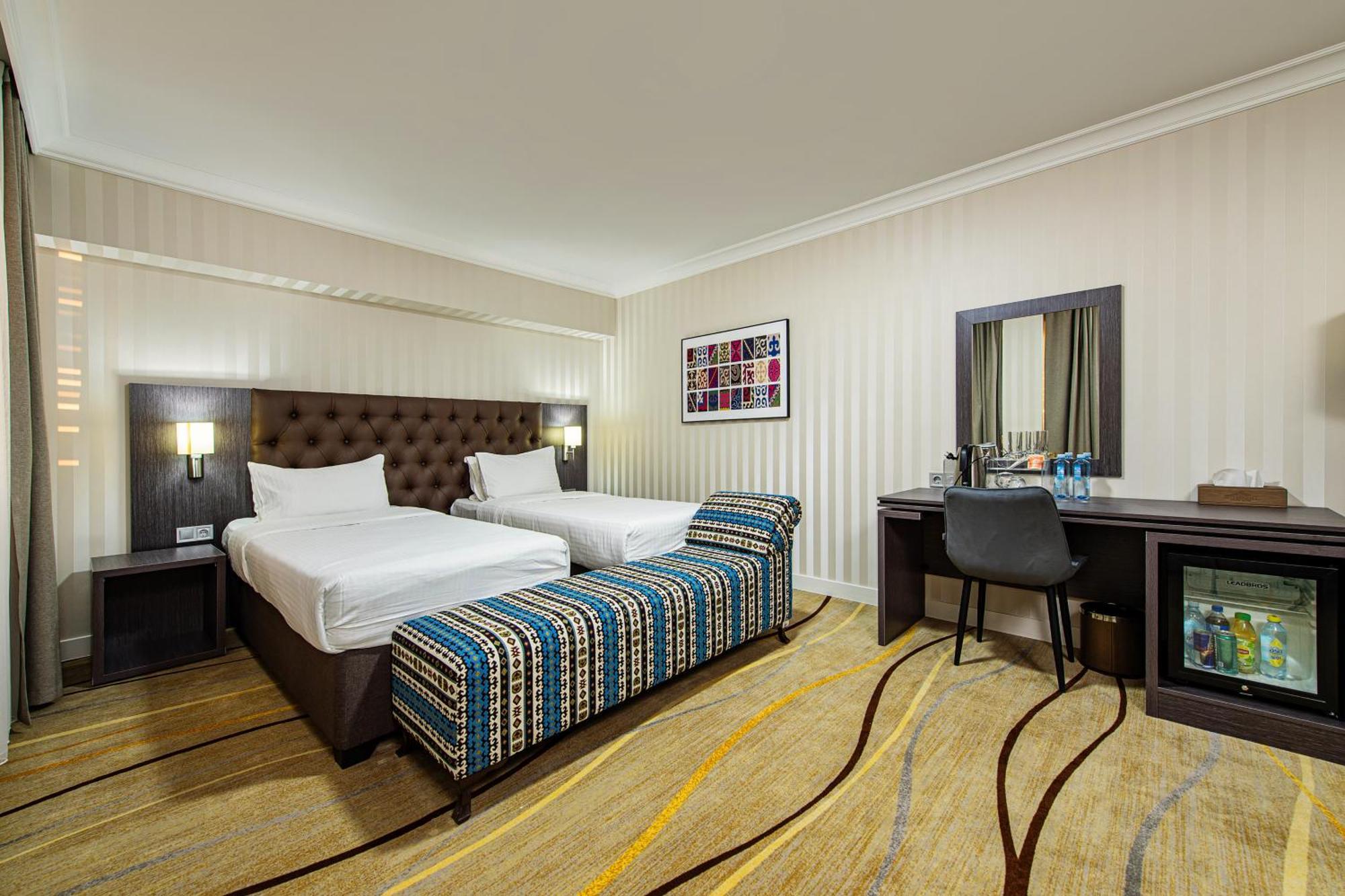 Shymkent Grand Hotel Esterno foto